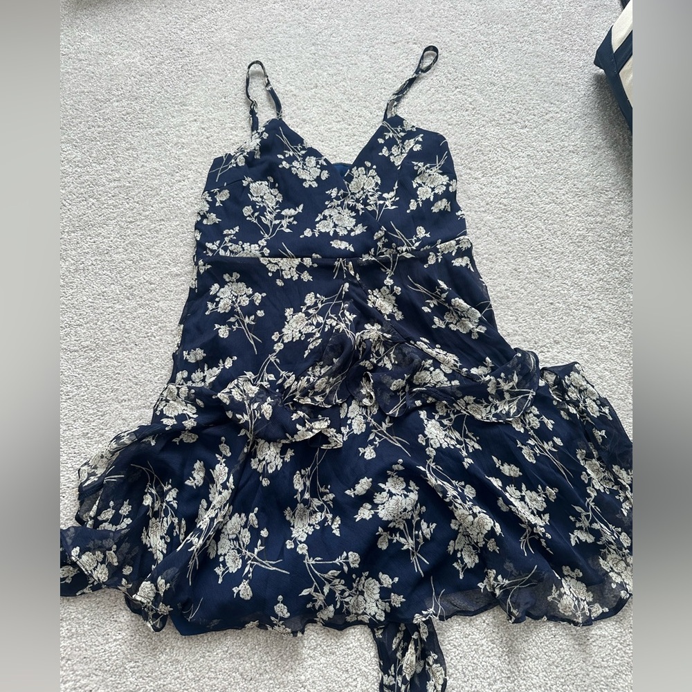 NWT - Saints + Secrets Navy Floral Ruffle Top - Large - READ Defect Right Strap - Picture 2 of 7